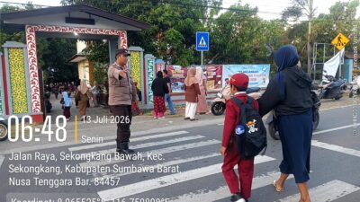 Wujud Pelayanan Presisi, Polsek Sekongkang Intensifkan Rawan Pagi di Depan Sekolah