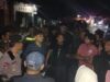 Humanis dan Persuasif, Polres Dompu Selesaikan Aksi Protes Warga Melalui Dialog  Dompu, 14 Juli 2026 – Polres Dompu melalui Polsek Woja bergerak cepat merespons aksi protes yang dilakukan oleh sejumlah masyarakat di Lingkungan Dore, tepatnya di depan Apotek Ilham dan Cabang PDAM Kelurahan Simpasai, Kecamatan Woja, Kabupaten Dompu, pada Sabtu (11/7/2026) malam.  Aksi tersebut dilakukan oleh keluarga korban bersama warga yang menuntut percepatan penanganan dua perkara yang telah dilaporkan ke Polres Dompu, yakni dugaan pelemparan terhadap Muh. Julfikar alias Memet serta dugaan penganiayaan terhadap Imam Hambali alias Jery.  Menindaklanjuti aksi tersebut, Kapolsek Woja IPTU M. Norkurniawan, S.H., bersama personel segera mendatangi lokasi untuk melakukan dialog dan negosiasi dengan perwakilan keluarga korban. Dalam kesempatan itu dijelaskan bahwa kedua perkara masih dalam proses penyelidikan dan penyidikan oleh Satreskrim Polres Dompu sesuai prosedur hukum yang berlaku. Pihak keluarga juga diimbau agar memberikan kesempatan kepada penyidik untuk mengumpulkan alat bukti, memeriksa saksi, serta mengungkap fakta-fakta yang berkaitan dengan perkara tersebut.  Selanjutnya, Kabag Ops Polres Dompu AKP Sudirman, S.H., M.M., bersama penyidik Satreskrim Polres Dompu didampingi Kapolsek Woja menemui keluarga kedua korban secara bergantian untuk memberikan penjelasan mengenai perkembangan penanganan perkara. Polisi juga meminta dukungan masyarakat apabila memiliki informasi atau saksi yang dapat membantu proses penyelidikan, termasuk upaya pemeriksaan rekaman CCTV di sekitar lokasi kejadian.  Setelah menerima penjelasan tersebut, keluarga korban bersama masyarakat memahami proses hukum yang sedang berjalan dan memberikan waktu kepada penyidik untuk bekerja secara profesional. Blokade jalan kemudian dibuka kembali sehingga arus lalu lintas kembali normal, aman, dan lancar.  Kapolres Dompu AKBP Sodikin Fahrojin Nur, S.I.K., melalui Kasi Humas Polres Dompu IPTU I Nyoman Suardika, menyampaikan bahwa Polres Dompu memahami harapan keluarga korban agar perkara dapat segera terungkap. Namun demikian, setiap penanganan perkara pidana harus dilaksanakan secara profesional, objektif, dan berdasarkan alat bukti yang sah sesuai ketentuan hukum.  “Kami mengapresiasi sikap masyarakat yang tetap mengedepankan komunikasi dan menerima penjelasan yang telah disampaikan. Polres Dompu berkomitmen menangani setiap laporan secara serius, profesional, transparan, dan sesuai prosedur hukum yang berlaku. Kami juga mengajak masyarakat untuk bersama-sama menjaga situasi kamtibmas agar tetap aman dan kondusif serta memberikan informasi yang dapat membantu proses penyelidikan,” ujar IPTU Nyoman.  Polres Dompu menegaskan akan terus mengoptimalkan proses penyelidikan terhadap kedua perkara tersebut hingga memperoleh bukti yang cukup untuk mengungkap pelaku sesuai ketentuan hukum yang berlaku, sekaligus memastikan keamanan dan ketertiban masyarakat tetap terjaga di wilayah Kabupaten Dompu.  Demikian Rilisan Resmi Humas Polres Dompu
