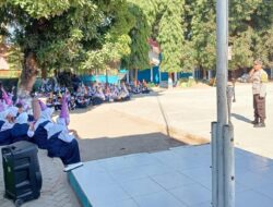 “Police go to school” Bhabinkamtibmas Polsek Woha Jadi Pemateri Sosialisasi Pencegahan Kenakalan Remaja di SMPN I Woha