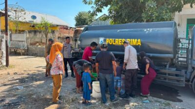 “Polisi Peduli”. Satsamapta Polres Bima Kabupaten Salurkan 500O Liter Air Bersih Atasi Kesulitan Air Bersih Bagi Warga Desa Padolo