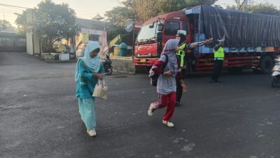 Unit Lantas Polsek Rasanae Barat Laksanakan Strong Point Pagi, Wujudkan Keamanan dan Kelancaran Lalu Lintas