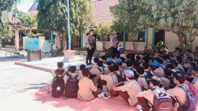 Sosialisasikan Bahaya Laten Narkoba dan Kenakalan Remaja, Kanit Binmas Polsek Madapangga Sambangi SMAN I Madapangga