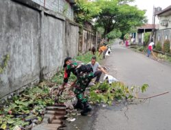Aksi Babinsa Cakranegara Bersihkan Lingkungan Demi Masyarakat Sehat
