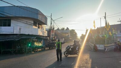 SATLANTAS POLRES DOMPU LAKSANAKAN RAWAN PAGI DAN STRONG POINT, WUJUDKAN KAMTIBCARLANTAS YANG AMAN DAN TERTIB