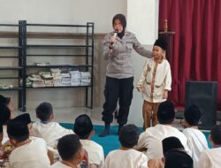 SAT BINMAS POLRES DOMPU BERIKAN PENYULUHAN BAHAYA NARKOBA DAN KENAKALAN REMAJA DI SMP IT IMAM BUKHARI