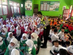 Satlantas Polres Sumbawa Barat Edukasi Keselamatan Berlalu Lintas Melalui Program Police Goes to School