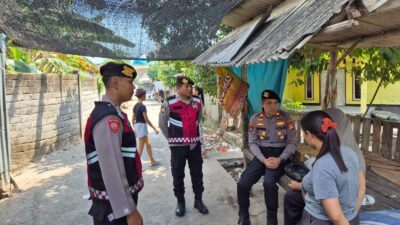 Sentuhan Kasih Polres Lombok Barat, Sat Samapta Bagikan Sembako kepada Warga Kurang Mampu
