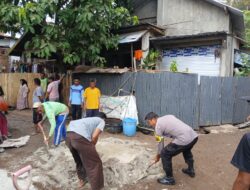 Bhabinkamtibmas Desa Ntori Gotong Royong Bersama Warga, Sampaikan Pesan Kamtibmas