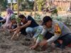 Dukung Ketahanan Pangan Nasional, Bhabinkamtibmas Desa Goa Bersama Pemdes Tanam Bibit Cabai, Tomat dan Terong