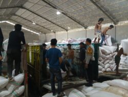Dukung Ketahanan Pangan Nasional, Bhabinkamtibmas Polres Bima Kota Monitor Pembongkaran Jagung di Gudang Subur