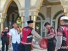Sat Samapta Polres Lombok Barat Gelar Jumat Berkah dan Bagikan Makanan untuk Jemaah di Labuapi