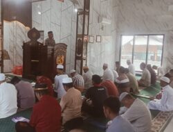 POLRI HADIR DI TENGAH UMAT, PERSONEL SAT BINMAS POLRES DOMPU JADI KHOTIB DAN IMAM SHOLAT JUMAT