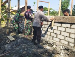 Sinergitas TNI–Polri dan Masyarakat, Bhabinkamtibmas Desa Kampasi Meci Gotong Royong Bangun Rumah RTLH Program TMMD Ke-129