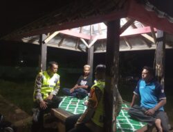 Patroli Dialogis Malam Hari, Polsubsektor Brang Ene Ajak Warga Waspada Hoaks dan Cegah TPPO