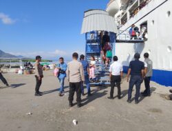 Polsek Kawasan Pelabuhan Laut Bima Amankan Kedatangan dan Keberangkatan KM AWU, Aktivitas Penumpang Berjalan Aman dan Lancar