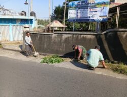 Sinergi Babinsa dan Warga Jaga Kebersihan Kantor Desa Dopang