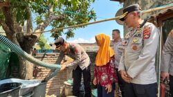 Kapolres Bima Kota Tindak Lanjuti Aspirasi Masyarakat, Distribusikan Air Bersih ke Lingkungan Sarata
