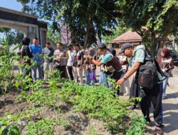 Bhabinkamtibmas Desa Sukadana Bersama Pemdes dan Mahasiswa KKN Universitas Muhammadiyah Mataram Praktikkan Penyemprotan Pestisida Organik