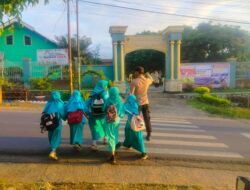 Personel Piket Jaga Polsek Suela Lakukan Pengaturan Lalu Lintas di Depan Sekolah