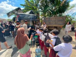 Polda NTB Bersama Polresta Loteng Salurkan 8.000 Liter Air Bersih untuk Warga Pelambik