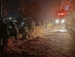 Warga dan Petugas Berjibaku Jinakkan Api Batulayar