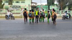 Bhabinkamtibmas Pringgabaya Gelar Strong Point Pagi, Bantu Pelajar Menyeberang dan Imbau Tertib Berlalu Lintas