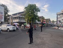 Hadir Berikan Rasa Aman di Jam Rawan Pagi, Sat Samapta Polres Sumbawa Atur Lalin dan Sebrangkan Anak Sekolah