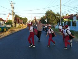 Hadir Berikan Rasa Aman di Jam Rawan Pagi, Polsek Utan Gelar Strong Point di Depan Sekolah