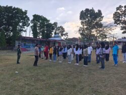 Jelang HUT RI ke-81, Bhabinkamtibmas Desa Ai Mual Latih Paskibraka di Lapangan Kantor Kecamatan Lantung