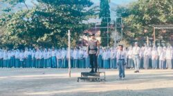 Jadi Irup Bendera di SMAN I Madapangga Bhabinkamtibmas Polsek Madapangga: Jauhi Narkoba dan Tidak Terlibat Tawuran