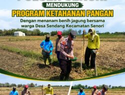 Anggota Bhabinkamtibmas Polsek Senori Polresta Tuban Dampingi Petani Tanam Benih Jagung Wujudkan Ketahanan Pangan Nasional
