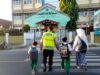 Bhabinkamtibmas Desa Apitaik Gelar Strong Point Pagi, Pastikan Pelajar Aman Menyeberang Jalan