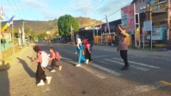 Berikan Rasa Aman, Bhabinkamtibmas Polsek Rhee Laksanakan Pengaturan Lalu Lintas Pagi di Depan SDN Rhee Berru