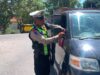 Tumbuhkan Rasa Nasionalisme di HUT Kemerdekaan RI Ke-81, Satlantas Polres Bima Kabupaten Pasang Bendera Merah Putih Bagi Pengendara