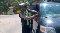 Tumbuhkan Rasa Nasionalisme di HUT Kemerdekaan RI Ke-81, Satlantas Polres Bima Kabupaten Pasang Bendera Merah Putih Bagi Pengendara