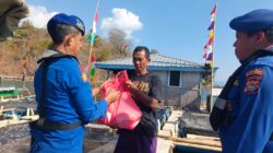 Polri Peduli Masyarakat Pesisir, Sat Polairud Polres Bima Kota Bagikan Sembako di Teluk Bima