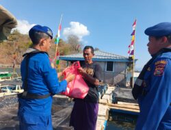 Polri Peduli Masyarakat Pesisir, Sat Polairud Polres Bima Kota Bagikan Sembako di Teluk Bima