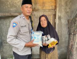 Polri Hadir di Tengah Masyarakat, Bhabinkamtibmas Penatoi Salurkan Bantuan Sembako