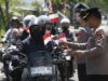 Semarakkan Hari Kemerdekaan, Polres Sumbawa Barat Bagikan Bendera Merah Putih Kepada Pengguna Jalan