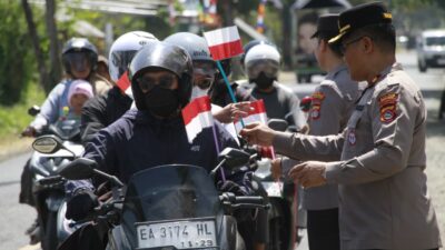 Semarakkan Hari Kemerdekaan, Polres Sumbawa Barat Bagikan Bendera Merah Putih Kepada Pengguna Jalan