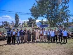 Pemkab Dompu Serahkan Bantuan Alsintan untuk Dukung Produktivitas dan Swasembada Pangan  Dompu, 19 Agustus 2026 — Pemerintah Kabupaten Dompu melalui Dinas Pertanian dan Perkebunan Kabupaten Dompu menyerahkan bantuan alat dan mesin pertanian (alsintan) kepada kelompok tani penerima manfaat sebagai bagian dari upaya meningkatkan produktivitas pertanian dan mendukung percepatan pra dan pascapanen di tingkat petani.  Kegiatan tersebut berlangsung pada Rabu, 19 Agustus 2026 sekitar pukul 10.00 Wita, bertempat di Kantor Dinas Pertanian dan Perkebunan Kabupaten Dompu. Kegiatan dihadiri Bupati Dompu Bambang Firdaus, S.E., Dandim 1614/Dompu Letkol Czi Dedi Tri Sulistyo, S.I.P., perwakilan Kapolres Dompu Ipda Andre Wahyudi, S.H., anggota DPRD Kabupaten Dompu, pimpinan OPD, Camat Woja, para kepala desa dan lurah se-Kecamatan Woja, serta kelompok tani penerima bantuan.  Dalam kegiatan tersebut, bantuan alsintan yang diserahkan terdiri dari 23 unit traktor roda dua, 2 unit combine harvester, dan 1 unit traktor roda empat. Penyerahan ditandai dengan penandatanganan berita acara serah terima, penyerahan kunci kepada penerima manfaat serta uji coba alsintan oleh Bupati Dompu.  Bupati Dompu Bambang Firdaus, S.E., menyampaikan bahwa bantuan tersebut merupakan bentuk perhatian dan komitmen pemerintah daerah dalam memperkuat sektor pertanian sebagai salah satu sektor penting bagi perekonomian dan kehidupan masyarakat Dompu.  “Bantuan alat dan mesin pertanian ini kita harapkan dapat dimanfaatkan secara optimal untuk membantu petani dalam mengolah lahan, mempercepat proses penanaman dan pemanenan, serta menangani hasil pertanian dengan lebih efektif dan efisien,” ujar Bambang Firdaus.  Bupati menegaskan bahwa alsintan yang diberikan harus digunakan sesuai peruntukannya dan dikelola secara bersama-sama untuk kepentingan kelompok tani.  “Saya meminta kepada seluruh kelompok tani penerima agar menjaga dan merawat bantuan ini dengan sebaik-baiknya. Alsintan ini bukan untuk dikuasai secara pribadi, tetapi harus dimanfaatkan bersama oleh anggota kelompok sesuai kebutuhan dan peruntukannya,” tegasnya.  Menurutnya, pemanfaatan teknologi pertanian melalui alsintan diharapkan mampu mengurangi biaya produksi, mempercepat proses pra dan pascapanen, meningkatkan kualitas serta jumlah produksi, dan pada akhirnya meningkatkan pendapatan serta kesejahteraan petani.  “Pemerintah daerah akan terus berupaya membangun sektor pertanian secara berkelanjutan. Namun, keberhasilan pembangunan pertanian membutuhkan sinergi pemerintah, petani, penyuluh, kelompok tani, pelaku usaha dan seluruh pemangku kepentingan,” tambahnya.  Sementara itu, Kapolsek Woja IPTU M. Norkurniawan, S.H., menyampaikan bahwa jajaran Polsek Woja akan mendukung dan mengawal proses penyaluran bantuan agar berjalan aman, tertib dan tepat sasaran.  “Kami dari Polsek Woja siap mengawal setiap tahapan penyaluran bantuan ini agar berjalan aman dan lancar. Kami juga akan melakukan koordinasi serta monitoring untuk memastikan bantuan dapat diterima oleh kelompok tani yang telah ditetapkan,” ujar IPTU M. Norkurniawan.  Kapolsek juga mengimbau seluruh pihak, khususnya kelompok tani penerima manfaat, agar menggunakan bantuan sesuai peruntukannya dan menjaga komunikasi apabila terdapat persoalan dalam pemanfaatan maupun pengelolaan alsintan.  “Kami berharap bantuan ini benar-benar memberikan manfaat bagi peningkatan produktivitas petani. Apabila ada permasalahan atau perbedaan pemahaman, hendaknya diselesaikan melalui komunikasi dan koordinasi dengan pihak terkait, sehingga tidak menimbulkan konflik di tengah masyarakat,” tambahnya.  Dari sisi keamanan, Polsek Woja juga melakukan koordinasi dan monitoring sebagai langkah deteksi dini dan deteksi aksi guna mengantisipasi potensi kecemburuan sosial maupun persoalan antar kelompok tani terkait perbedaan jenis dan jumlah bantuan yang diterima.  Sementara itu, Kapolres Dompu AKBP Sodikin Fahrojin Nur, S.I.K., melalui Kasi Humas Polres Dompu IPTU I Nyoman Suardika, menyampaikan bahwa Polri mendukung program pemerintah dalam memperkuat sektor pertanian dan ketahanan pangan.  “Polres Dompu mendukung penuh program pemerintah daerah dalam membantu para petani. Bantuan alsintan ini diharapkan dapat meningkatkan efisiensi dan produktivitas pertanian sekaligus mendukung program swasembada pangan,” ungkap IPTU I Nyoman Suardika.  Ia menambahkan, kehadiran personel kepolisian dalam kegiatan tersebut merupakan bagian dari upaya memastikan setiap program pemerintah yang bersentuhan langsung dengan masyarakat dapat berjalan aman, tertib dan kondusif.  “Jajaran Polres Dompu akan terus melakukan pengamanan, pengawalan dan monitoring secara humanis serta mengedepankan koordinasi dengan pemerintah daerah dan masyarakat. Kami berharap seluruh penerima dapat memanfaatkan bantuan secara bertanggung jawab untuk kepentingan bersama,” pungkasnya.  Seluruh rangkaian kegiatan penyerahan bantuan alsintan berakhir sekitar pukul 11.25 Wita dan berlangsung dalam keadaan aman, lancar dan kondusif.  Demikian Rilisan Resmi Humas Polres Dompu