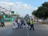 Sat Lantas Polres Bima Kota Hadir di Pagi Hari, Bantu Pelajar Menyeberang dengan Aman