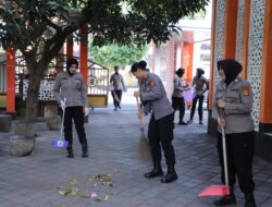 Jelang Hari Jadi ke-78, Polwan Polda NTB Kompak Bersihkan Lingkungan Mako