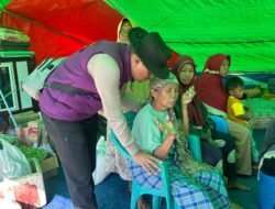 Hadir Berikan Pemulihan Psikologis, Personel Polres Sumbawa Dampingi Korban Gempa di Flores