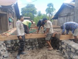 Bhabinkamtibmas Desa Sorinomo Pantau Gotong Royong Warga, Perkuat Semangat Kebersamaan