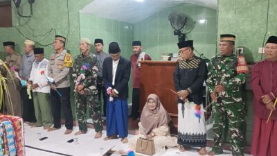 Hadiri Peringatan Maulid Nabi SAW di Masjid Baiturrahman, Bhabinkamtibmas Desa Langam Pererat Silaturahmi dengan Warga