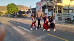 Berikan Rasa Aman di Pagi Hari, Personel Polsek Rhee Laksanakan Pengaturan Lalu Lintas di Depan SDN Rhee Beru
