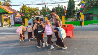 Beri Rasa Aman ke Pelajar, Piket Polsek Labuhan Badas Gelar Pengaturan Lalu Lintas Pagi di Depan SDN Karang Dima