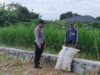 Memperkuat Ketahanan Pangan Desa, Bhabinkamtibmas Polsek Labuapi Turun Sawah Sapa Petani Karang Bongkot