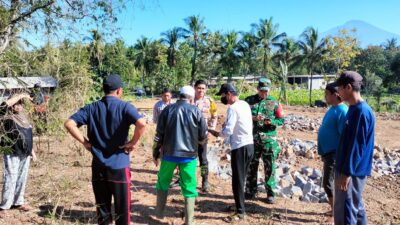 Berupaya Berikan Rasa Aman, Bhabinkamtibmas dan Babinsa Dampingi Pembagian Ahli Waris Tanah di Kelurahan Denggen